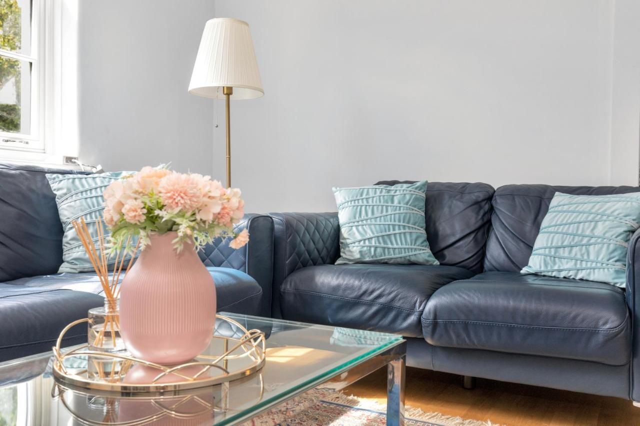 Entire Flat In Heart Of Chelsea Hosted By Zahra Apartment London Exterior photo